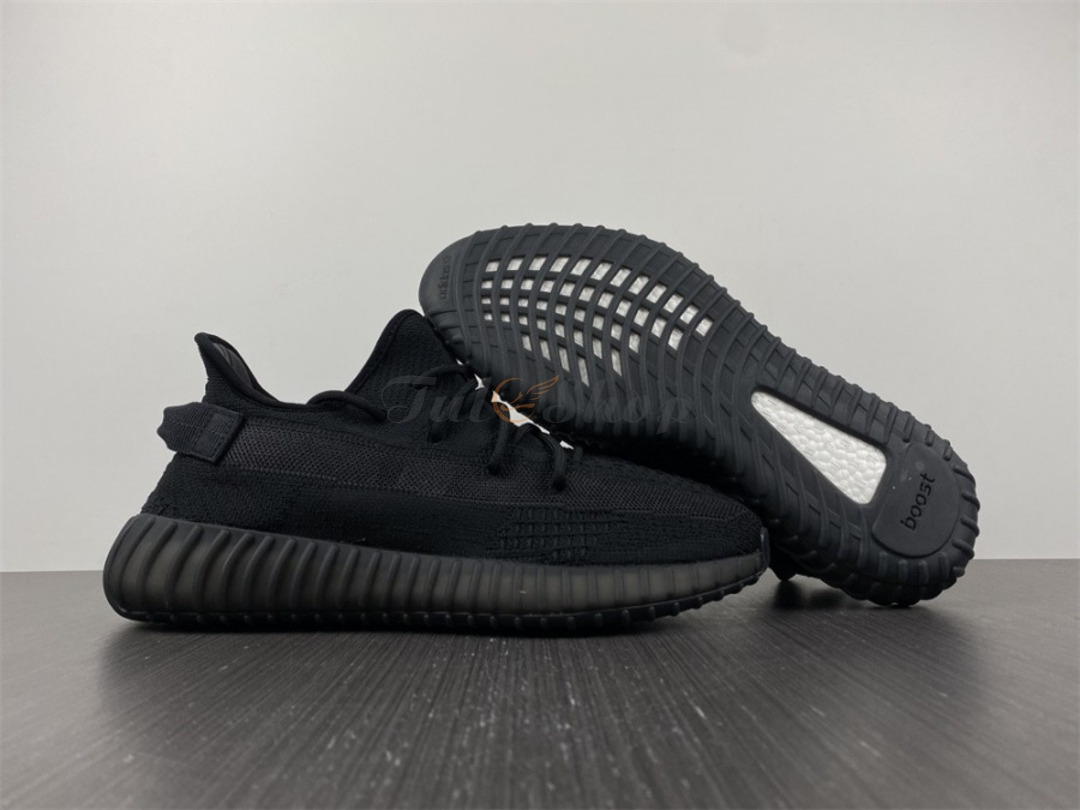 Giày Adidas Yeezy 350 V2 Onyx với màu đen huyền ảo