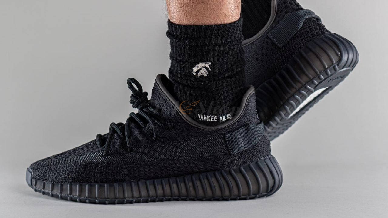 Giày Adidas Yeezy 350 V2 Onyx với màu đen huyền ảo