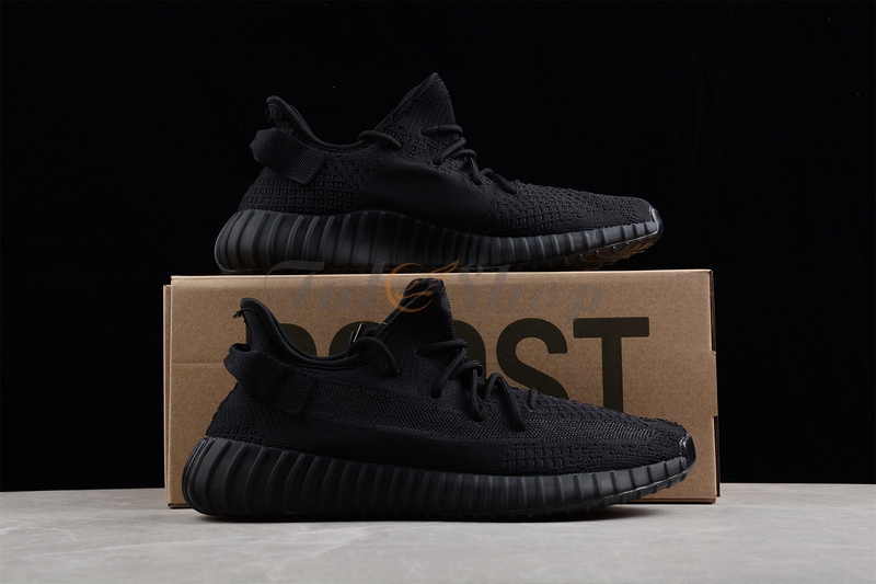 Giày Adidas Yeezy 350 V2 Onyx với màu đen huyền ảo