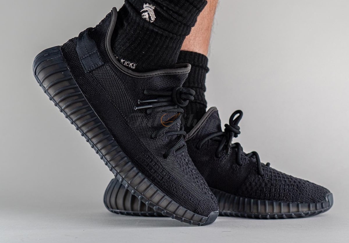 Giày Adidas Yeezy 350 V2 Onyx với màu đen huyền ảo