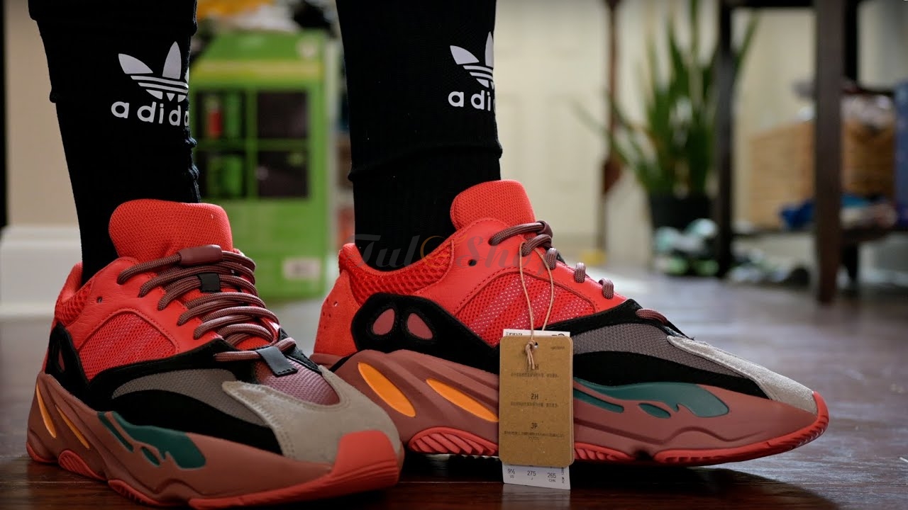 Adidas tạo bất ngờ với Yeezy Boost 700 HI-RES RED