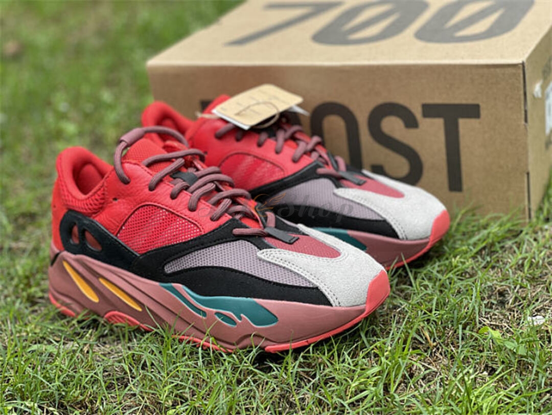 Adidas tạo bất ngờ với Yeezy Boost 700 HI-RES RED