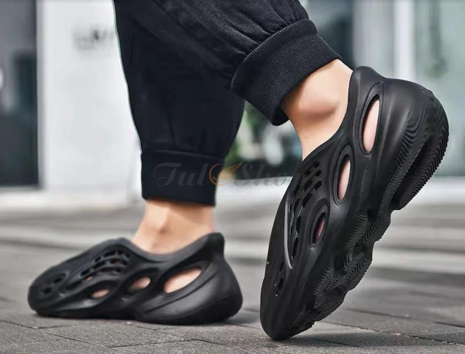 Giày Adidas Yeezy Foam RNR Onyx với màu đen huyền bí