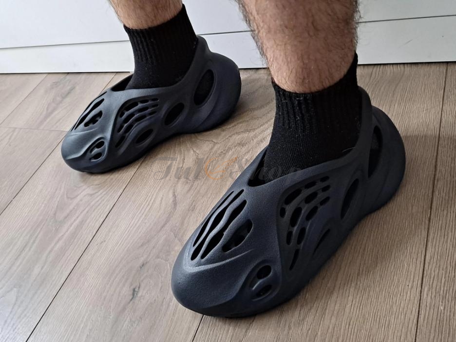 Giày Adidas Yeezy Foam RNR Onyx với màu đen huyền bí