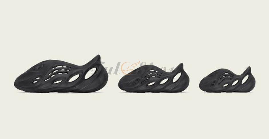 Giày Adidas Yeezy Foam RNR Onyx với màu đen huyền bí