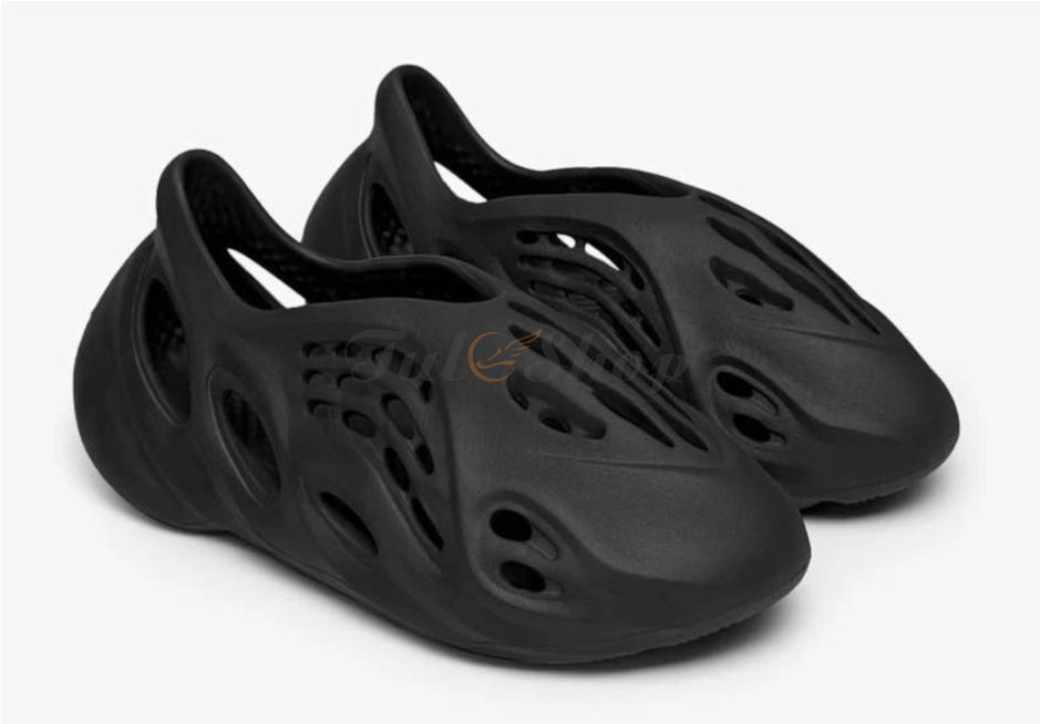 Giày Adidas Yeezy Foam RNR Onyx với màu đen huyền bí