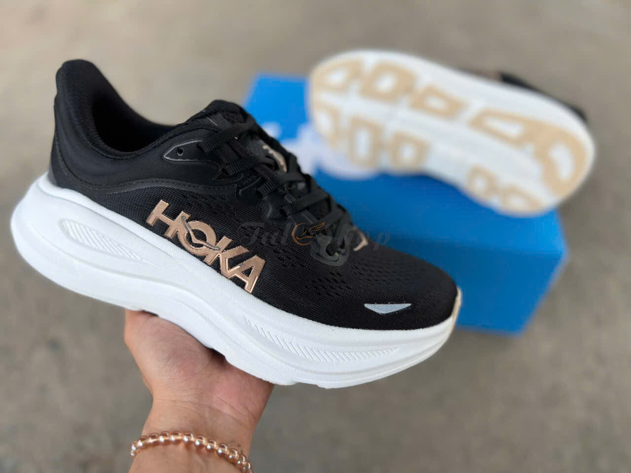 Hoka Bondi 9 Black Gold