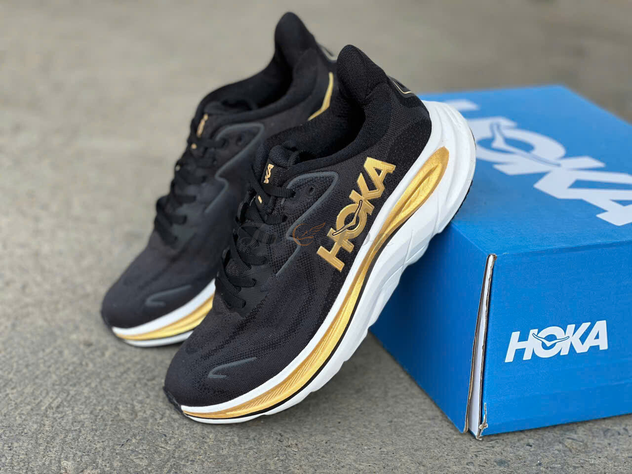 Hoka Clifton 10 Black Gold
