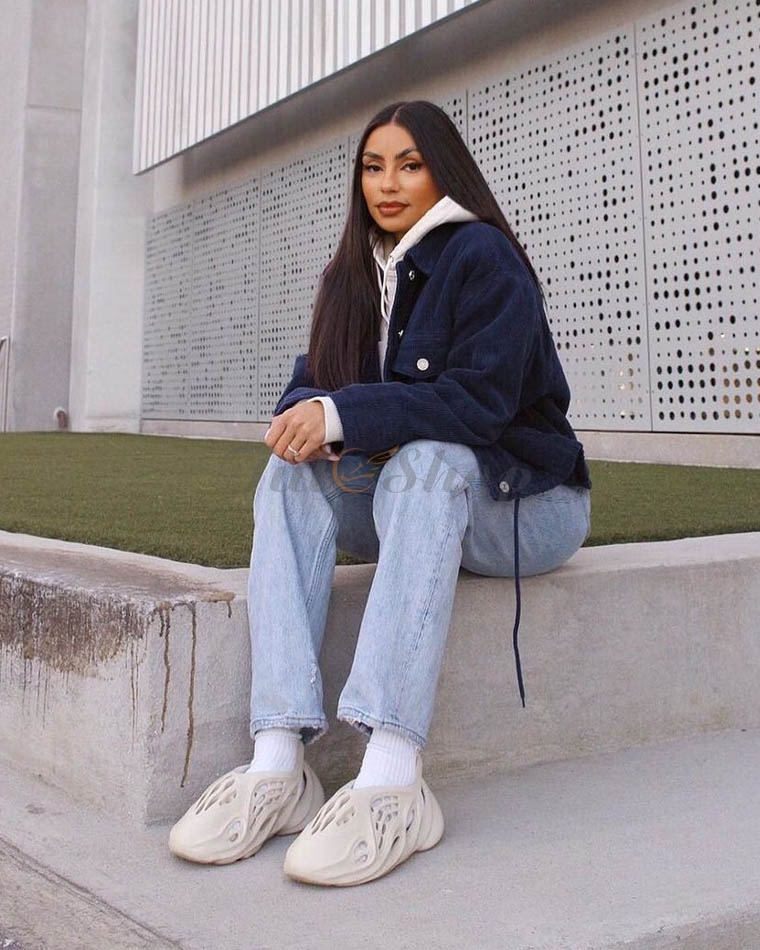 How-to-Style-Foam-Runners-2-Hoodie-and-Jacket