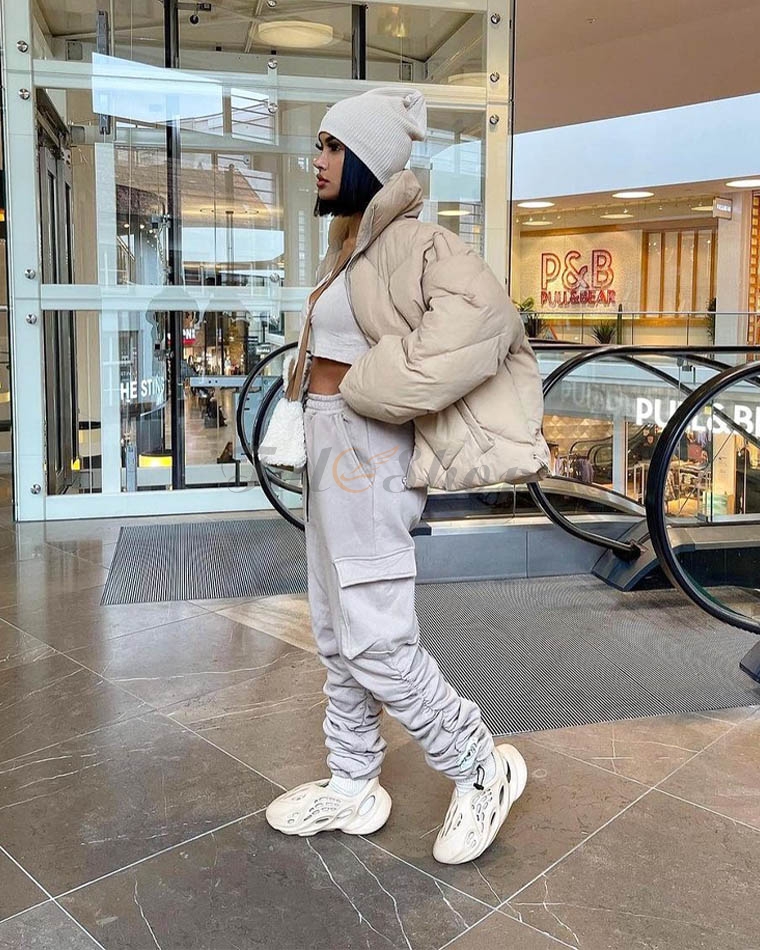 style-yeezy-foam-runner-on-feet-aliciabonora-luxe-digital