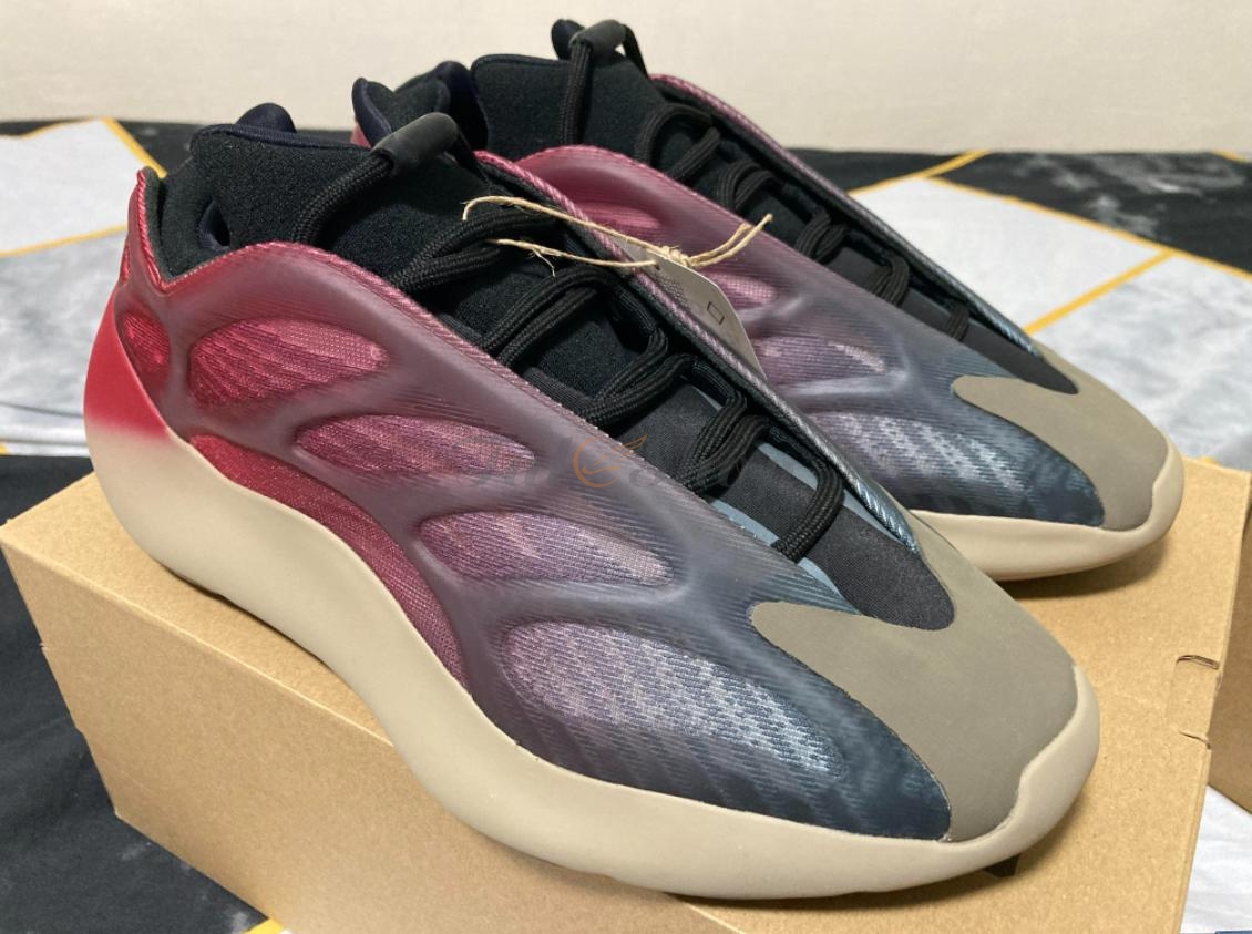 Yeezy 700 V3 Fade Carbon có bản màu Cực Dị nhất