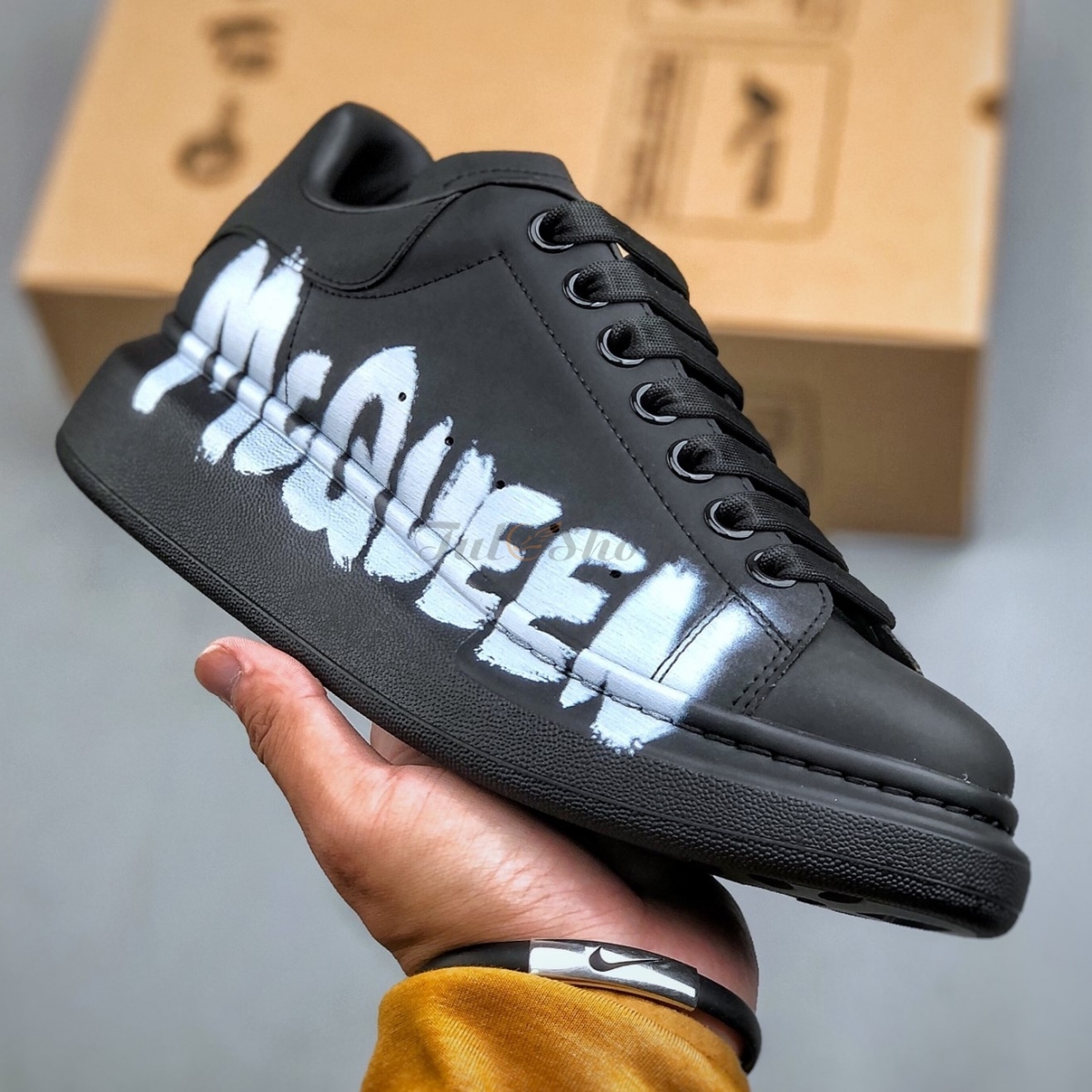 McQueen Đen Full Chữ Sơn Trắng