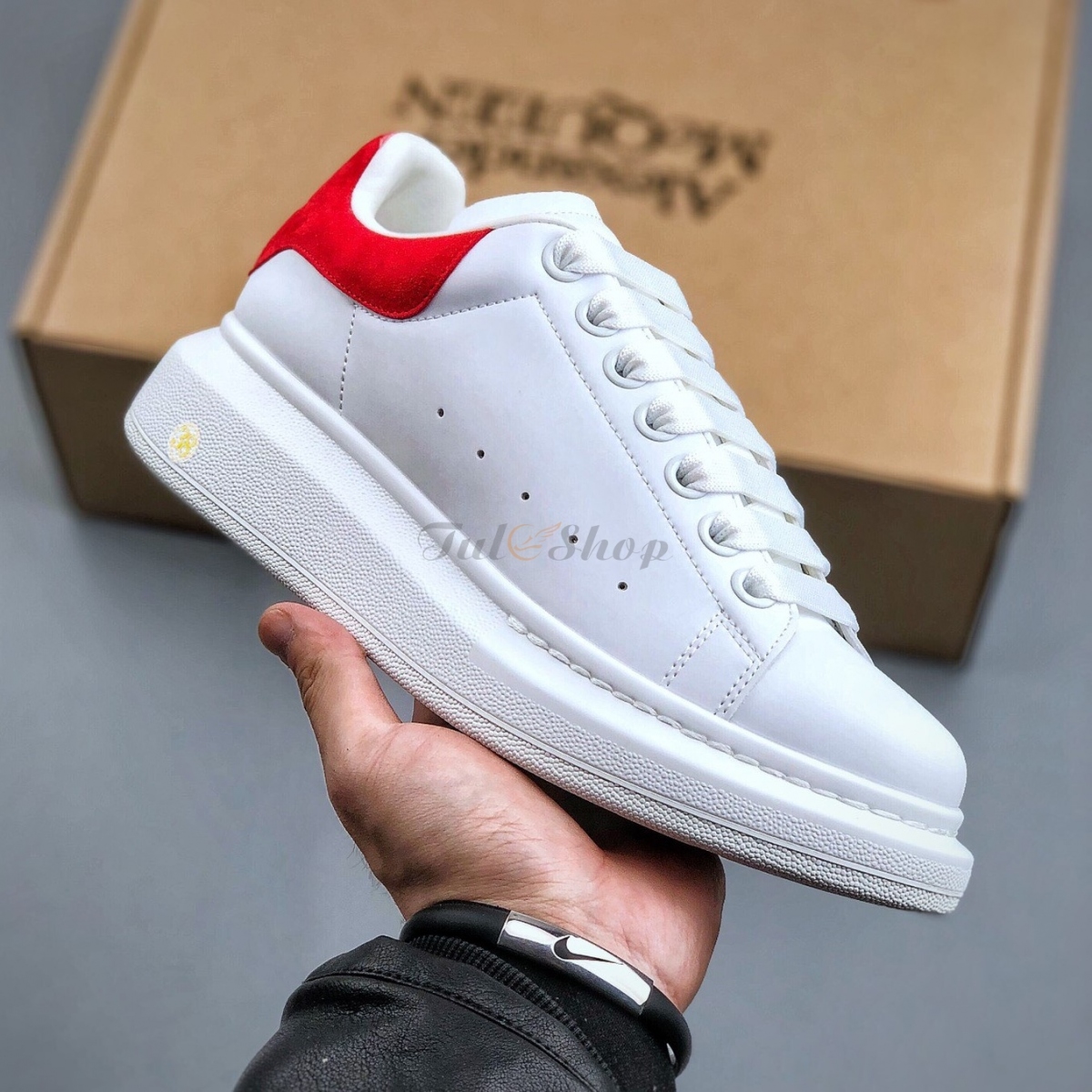 Mcqueen Trắng Gót Nhung Đỏ
