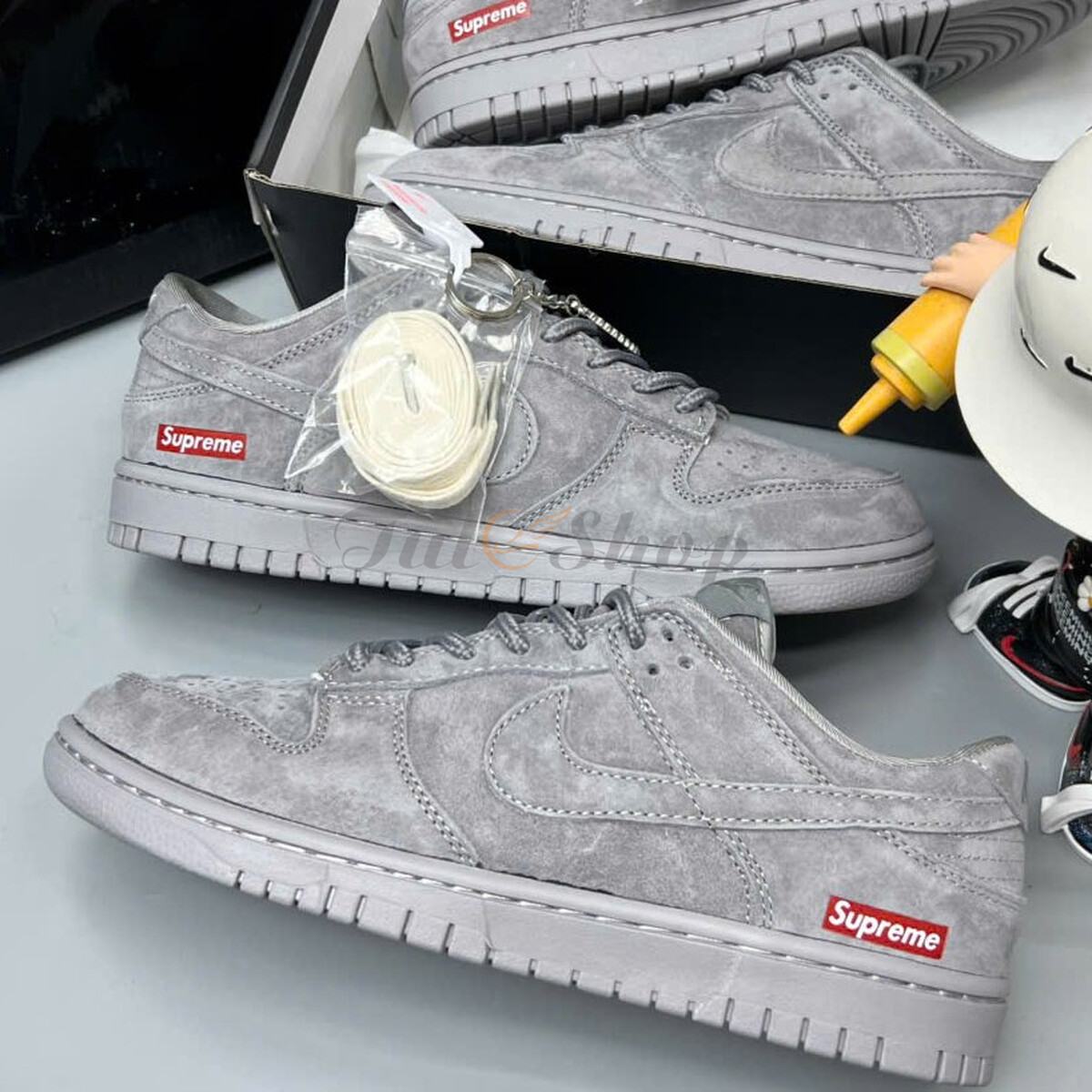Nike Dunk Low Supreme Grey