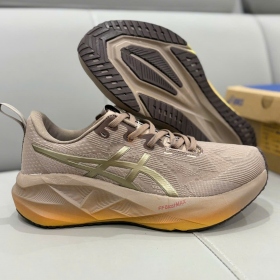 Asics Novablast 5 Luxe/Taupe Grey