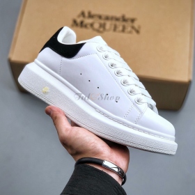 Mcqueen trắng gót đen 'nhung' nam nữ