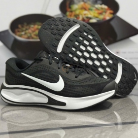 Nike Journey Run Black White